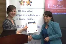 Frauke Austermann presents Gabriela Radu  (Aspen Institute Bucharest) with the Best Paper Award.