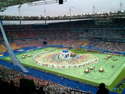 Cérémonie d'ouverture du Championnat d'Europe de football en France 2016 - Crédit : H4stings via Wikipedia Commons