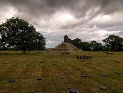 Le cimetière de la Cambe en Normandie - Illustration pour une série d'articles par Albrecht Sonntag dans le cadre du 60e anniversaire du Traité de l'Elysée