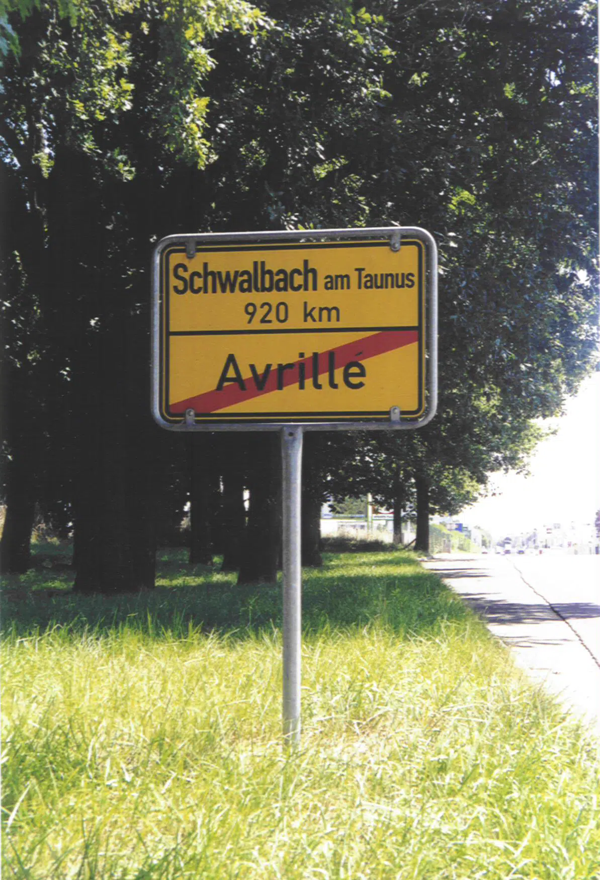 Un panneau routier allemand dans l'ouest de la France.