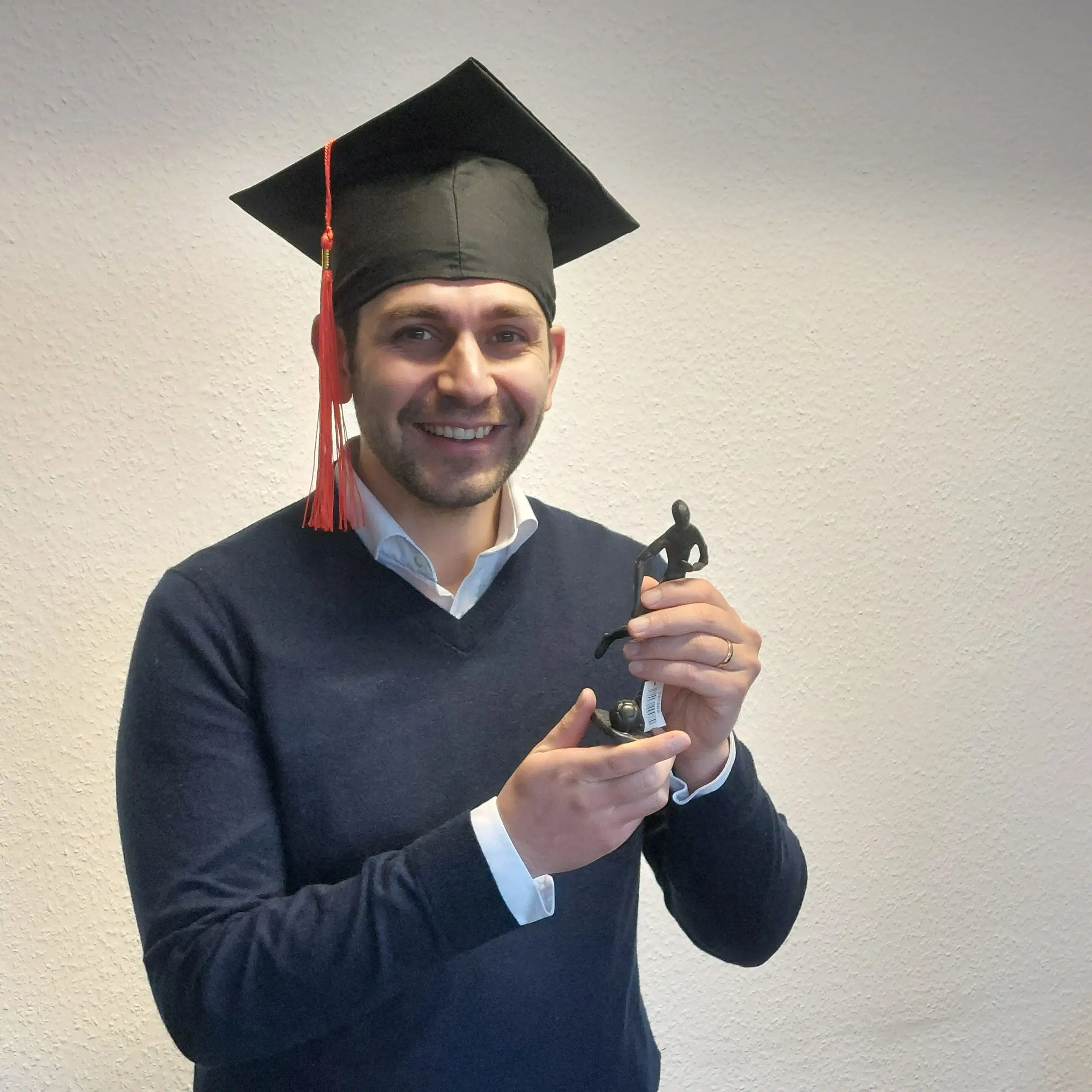 Photo d'Ilker Gündogan après l'obtention de son doctorat - Félicitations !