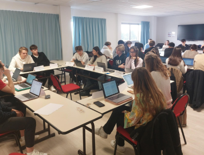 Angers, 7 mars 2023, les délégués à la table des négociations Simulation de la COP dans le cadre du cours de 2e année à l'ESSCA « Géopolitique du changement climatique ».