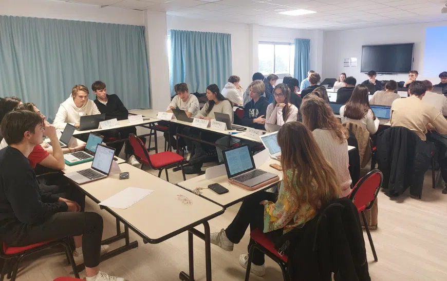 Simulation de la COP dans le cadre du cours de 2e année à l'ESSCA « Géopolitique du changement climatique ».