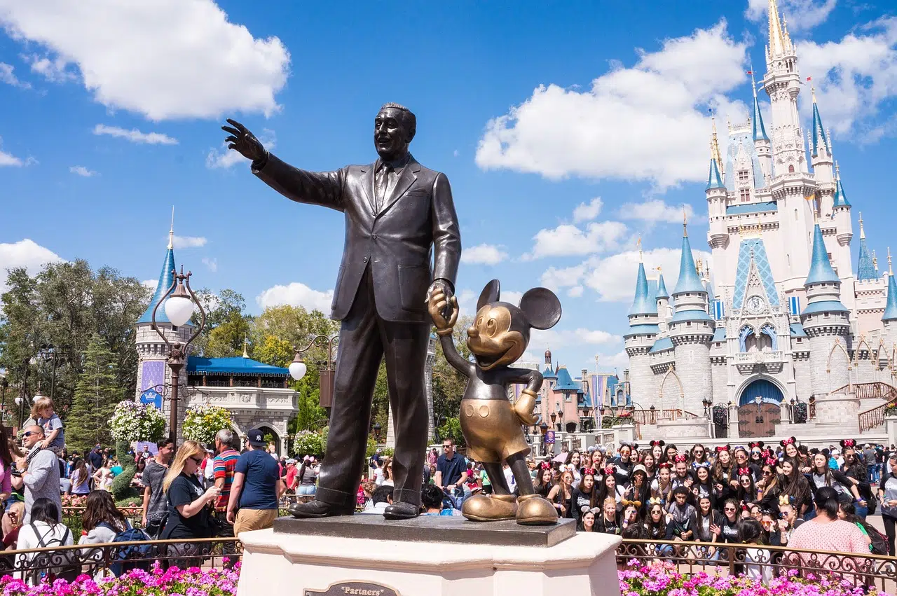 Statue de Walt Disney et Mickey Mouse à Disneyland, Anaheim, Californie